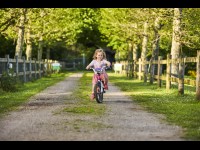 Meisje aan het fietsen